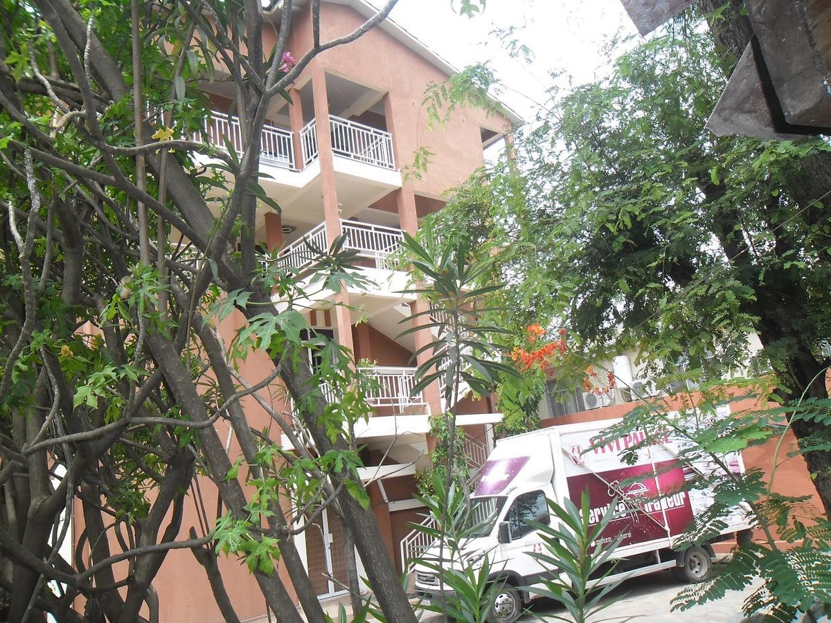 Hotel Vivi Palace Matadi ภายนอก รูปภาพ